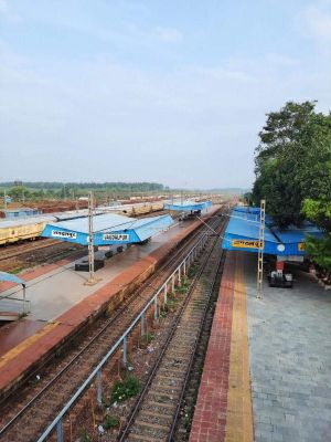 16 दिनों बाद रेल आवागमन शुरू, पर यात्री ट्रेनें अभी भी बंद