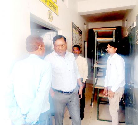 कलेक्टर ने स्ट्रांग रूम का किया निरीक्षण