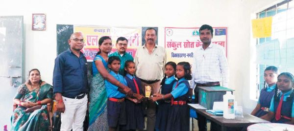 घठुला में शिक्षकों ने लगाई टीएलएम प्रदर्शनी