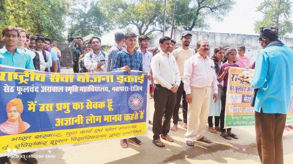 मुक्तिधाम में स्वयंसेवकों ने चलाया स्वच्छता अभियान