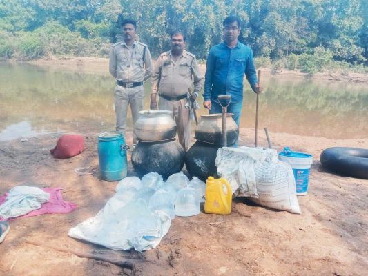 जंगल में 125 लीटर महुआ शराब व हजार किलो महुआ लाहन किया नष्ट