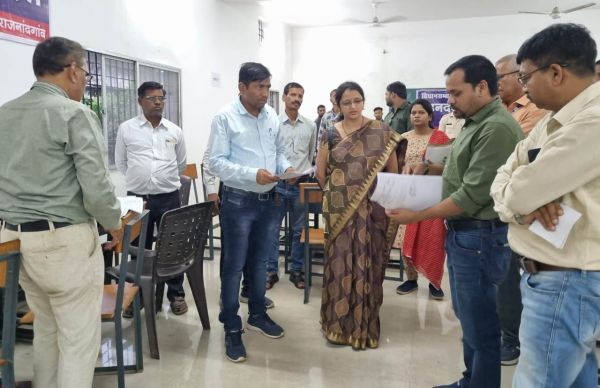 व्यय प्रेक्षक मुग्धा ने डोंगरगढ़-नांदगांव कंट्रोल रूम का किया निरीक्षण
