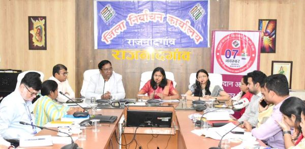 प्रेक्षक ललिता व मुग्धा ने अफसरों की ली बैठक, अभ्यर्थी के खर्च की करें निगरानी