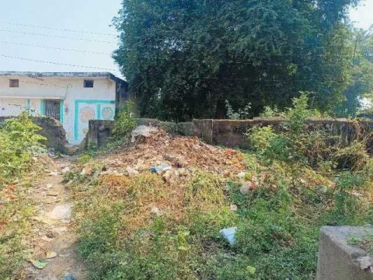 रिसदा प्राथमिक व कन्या पूर्व माध्यमिक शाला में जगह-जगह कचरों का ढेर