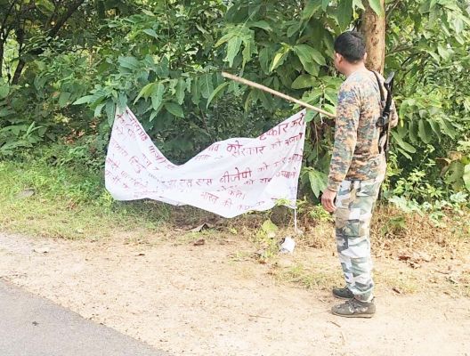 नक्सलियों का चुनाव बहिष्कार, बैनर-पोस्टर लगाए