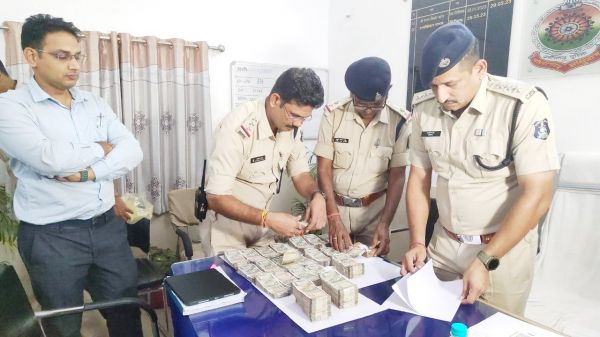 ओडिशा सीमा पर 3 कारोबारियों  से साढ़े 15 लाख जब्त