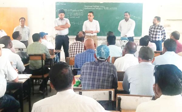 गैरहाजिर पीठासीन अफसरों को नोटिस जारी करने के निर्देश