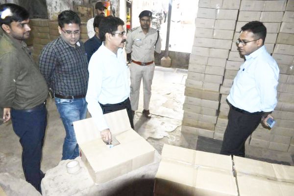 कलेक्टर ने रत्नाबाँधा चौक स्थित  वेयर हाऊस का किया निरीक्षण