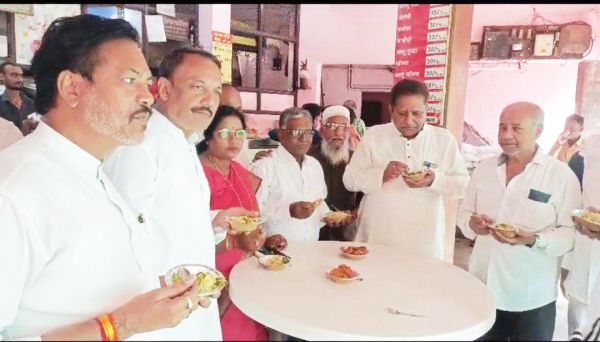 पोहा-जलेबी खाकर गिरीश निकले प्रचार में