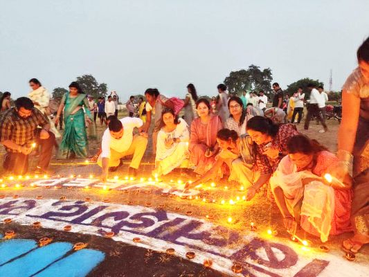 महिला मतदाताओं ने दीप जलाकर  शत-प्रतिशत मतदान का दिया संदेश