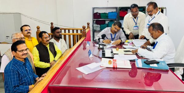 दो ने किया नामांकन दाखिल, 15 ने खरीदे नामनिर्देशन पत्र