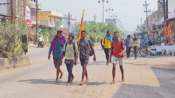 सडक़ों में पदयात्रियों का बढ़ा रेला