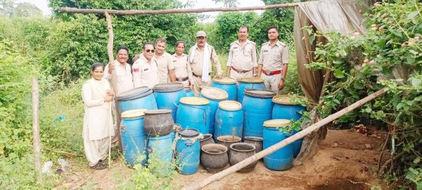 अवैध शराब के चार मामले, ढाई हजार किलो से अधिक महुआ लाहन नष्ट