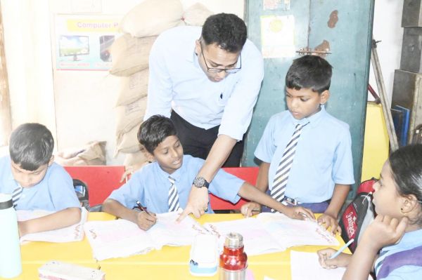 कलेक्टर ने स्कूलों की व्यवस्थाओं का लिया जायजा