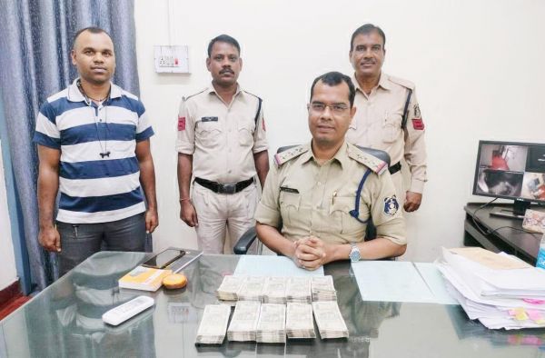 पुलिस और फ्लाइंग स्क्वॉड की  जांच में 5 लाख बरामद