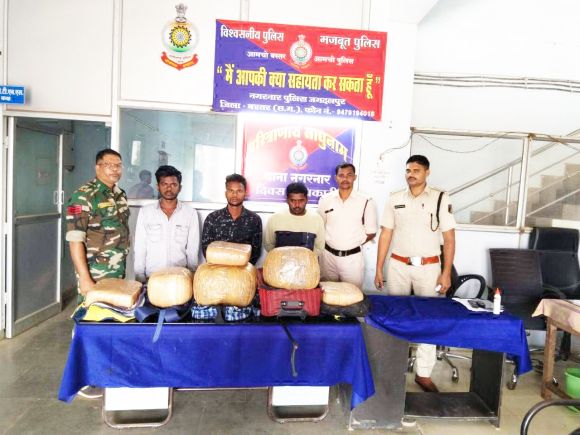 गांजा लेकर कर रहे थे बस  का इंतजार, 3 गिरफ्तार