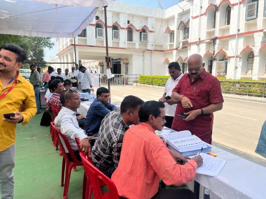 अनूप नाग ने निर्दलीय प्रत्याशी के रूप में लिया नामांकन फार्म 