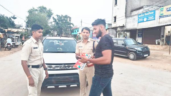 पदनाम वाले नंबर प्लेट उतरवाए गये, आमजन के भी अमानक नंबर प्लेट पर हुई कार्रवाई