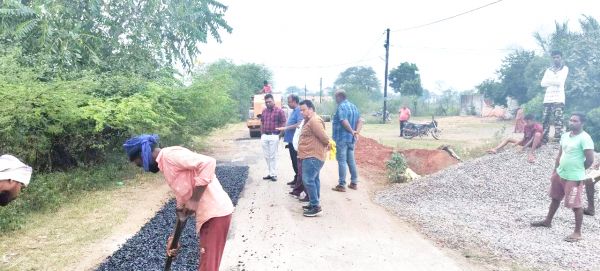 मापदंड के अनुसार हो काम, डामर और गिट्टी मिक्सिंग की करें जांच