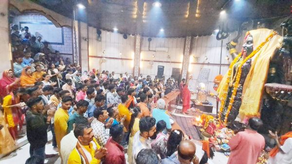 पंचमी पर जयकारा के साथ मां का विशेष श्रृंगार