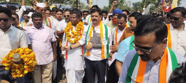 विक्रम ने समर्थकों के साथ किया नामांकन दाखिल