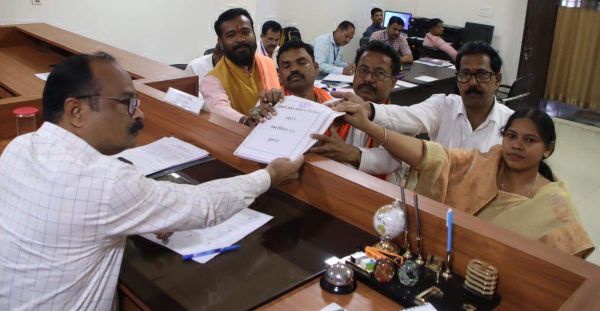 प्रत्याशियों ने दाखिल किया नामांकन