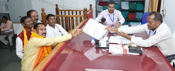 विक्रम उसेंडी सहित 14 प्रत्याशियों ने पर्चा भरा