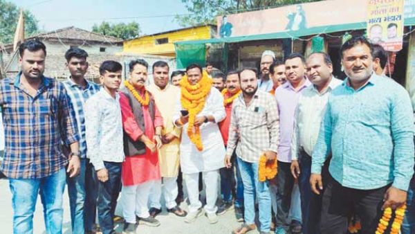 टिकट मिलने के बाद विजय पैकरा का स्वागत