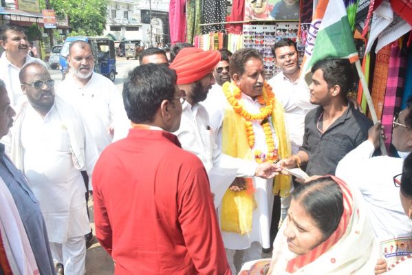 राजनीतिक समर्थन जुटाने गिरीश उतरे सडक़ों में