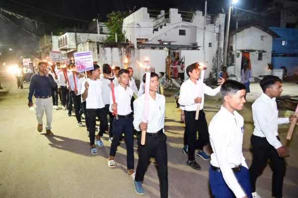 युवाओं ने निकाली मशाल रैली