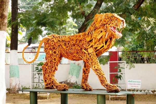 एसईसीएल ने कबाड़ से बनाए शेर एवं चंद्रयान