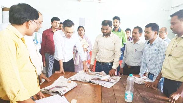 एक प्रत्याशी के रूप में रिटर्निंग अफसर को  आवेदन देकर कलेक्टर ने परखी तैयारी