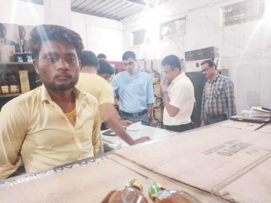 शराब स्टॉक की जांच करने कलेक्टर-एसपी पहुंचे देर रात दुकान