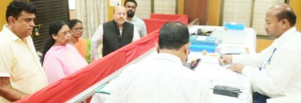 लता-नीलकंठ ने नामांकन भरा