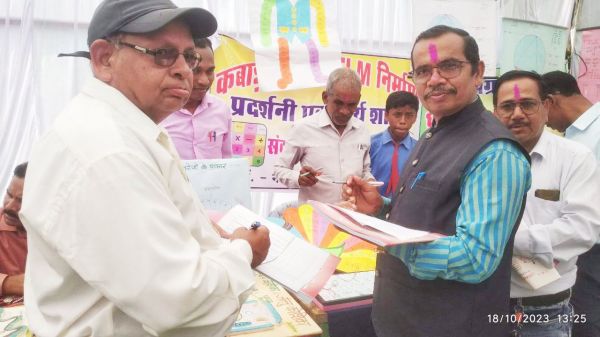 नगरी में विकास खण्ड स्तरीय टीएलएम स्पर्धा