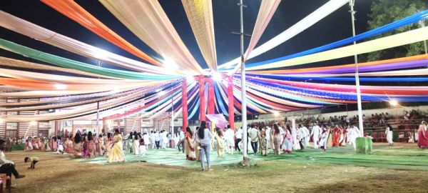 मंदिर, दुर्गा पंडाल, गरबा स्थल में उमड़ी श्रद्धालुओं की भीड़