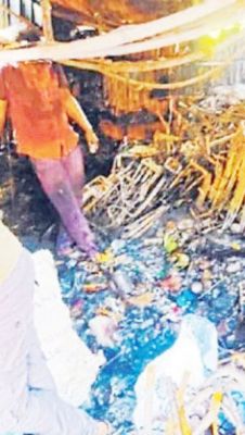 जलते हुए टायर को फेंक कर सायकल दुकान में लगाई आग