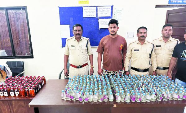 240 पौवा देशी शराब संग पकड़ाया