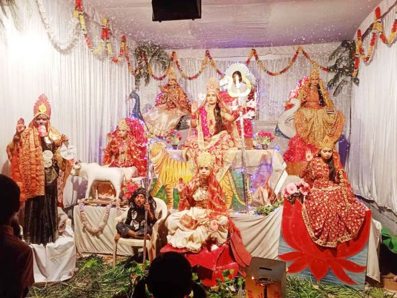 राजिम में सजाई गई चैतन्य देवियों की झांकी