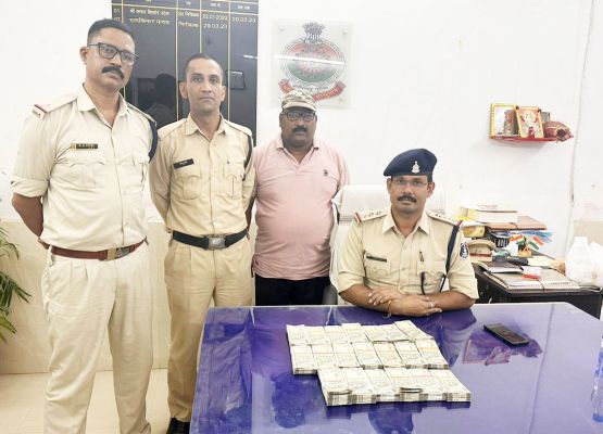 कार से मिले 10 लाख जब्त 