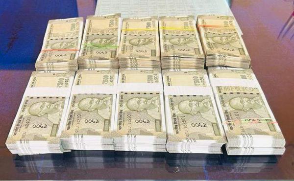 ओडिशा से आ रही कार से 10 लाख जब्त