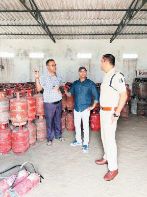 गैस एजेंसियों में दबिश, साढ़े 61 लाख के 2290 भरे एवं खाली गैस सिलेंडर जब्त