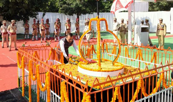शहीद जवानों को दी श्रद्धांजलि, किया नमन