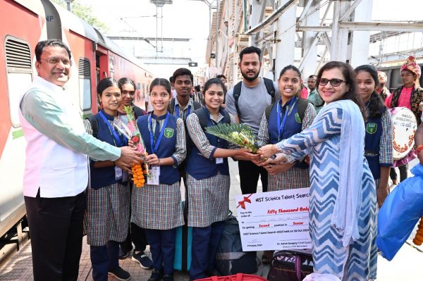 अजीज स्कूल के विद्यार्थियों ने नेशनल साइंस टैलेंट सर्च-2023 में हासिल किया टॉप-2 की पोजीशन