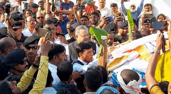 रमन-मंडाविया को देख फफक पड़ी बिरजू की पत्नी और बेटी