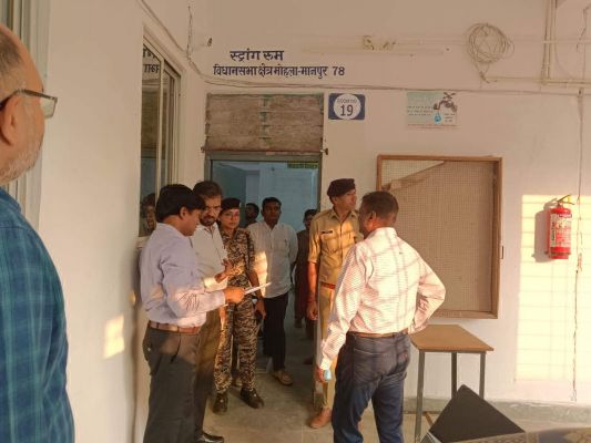 आब्जर्वों ने किया स्ट्रांग रूम का किया निरीक्षण