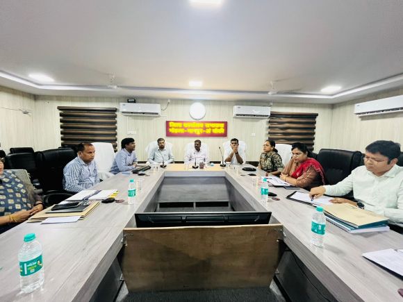 निर्वाचन पर्यवेक्षकों ने अधिकारियों से किया परिचय प्राप्त, दिए आवश्यक निर्देश