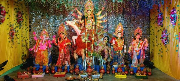 भव्य पंडालों में विराजीं जगत जननी मां दुर्गा, अष्टमी पर उमड़ी श्रद्धालुओं की भीड़