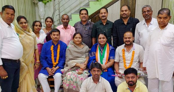 भाजपा-कांग्रेस के प्रत्याशी रुठों को मनाने में जुटे