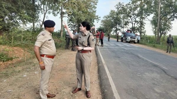 एसपी ने नक्सल क्षेत्रों के मतदान केंद्रों का किया निरीक्षण